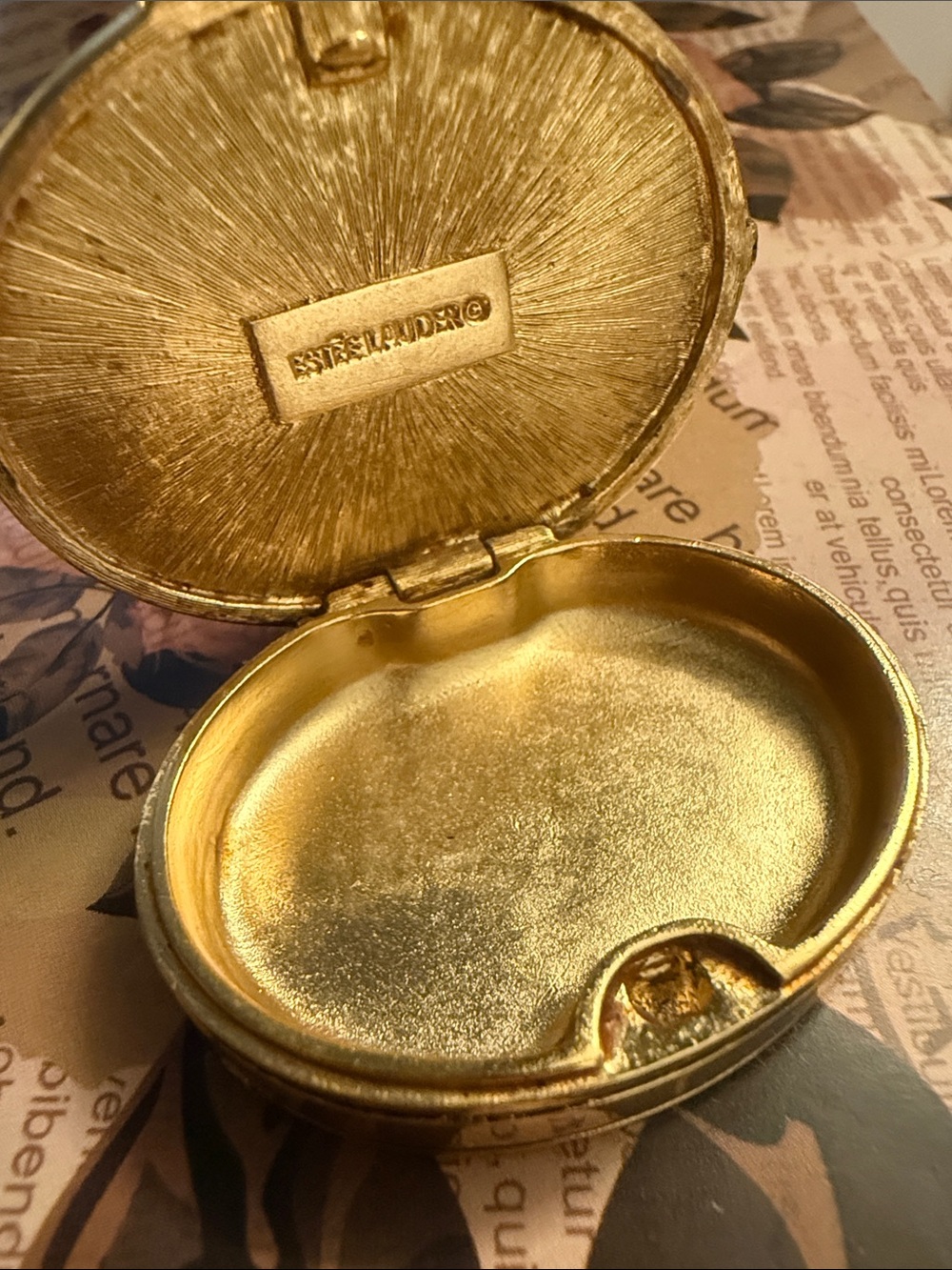 Estee Lauder Vintage Cameo Solid Perfume Case - empty - Picture 3 of 3
